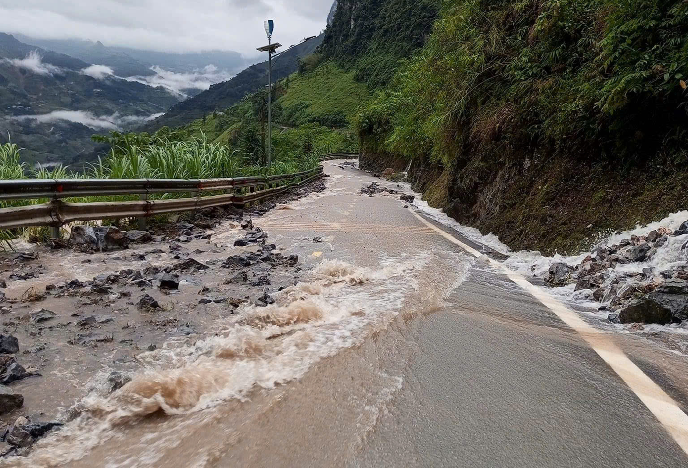 Chia sẻ với PV Tiền Phong, chị Mai Hoa (26 tuổi, Bắc Giang) cho biết đang cùng bạn thân có chuyến du lịch Hà Giang nhân dịp mùa lúa chín. Tuy nhiên, chiều 30/9 khi đang di chuyển bằng xe máy thuê, đi qua khu vực đèo Mã Pì Lèng thì xảy ra mưa lớn gây lở rất nhiều đá tảng, đá hộc xuống lòng đường. Mai Hoa và bạn vô cùng hoảng sợ. Cả hai quyết định quay xe về homestay, đợi thời tiết nắng ráo và tình trạng sạt lở được khắc phục thì bắt xe về Hà Nội.