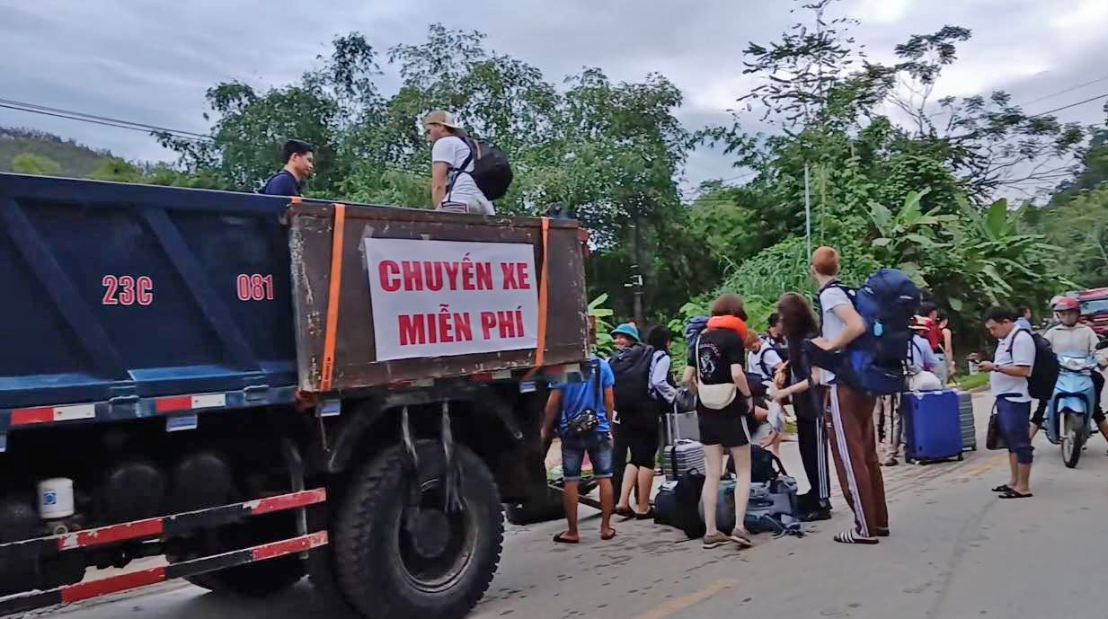 Trong khi đó, anh Hoàng Trọng Minh (huyện Bắc Quang) đã dùng chiếc xe ben của mình thực hiện những chuyến xe 0 đồng để chở du khách và đồ đạc đến địa điểm an toàn.