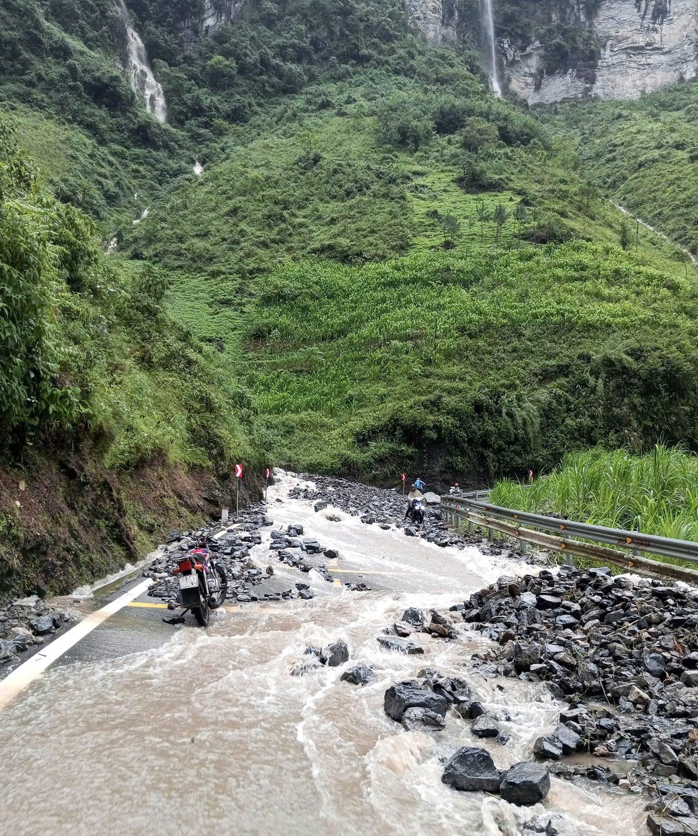 Chia sẻ với PV Tiền Phong, chị Mai Hoa (26 tuổi, Bắc Giang) cho biết đang cùng bạn thân có chuyến du lịch Hà Giang nhân dịp mùa lúa chín. Tuy nhiên, chiều 30/9 khi đang di chuyển bằng xe máy thuê, đi qua khu vực đèo Mã Pì Lèng thì xảy ra mưa lớn gây lở rất nhiều đá tảng, đá hộc xuống lòng đường. Mai Hoa và bạn vô cùng hoảng sợ. Cả hai quyết định quay xe về homestay, đợi thời tiết nắng ráo và tình trạng sạt lở được khắc phục thì bắt xe về Hà Nội.