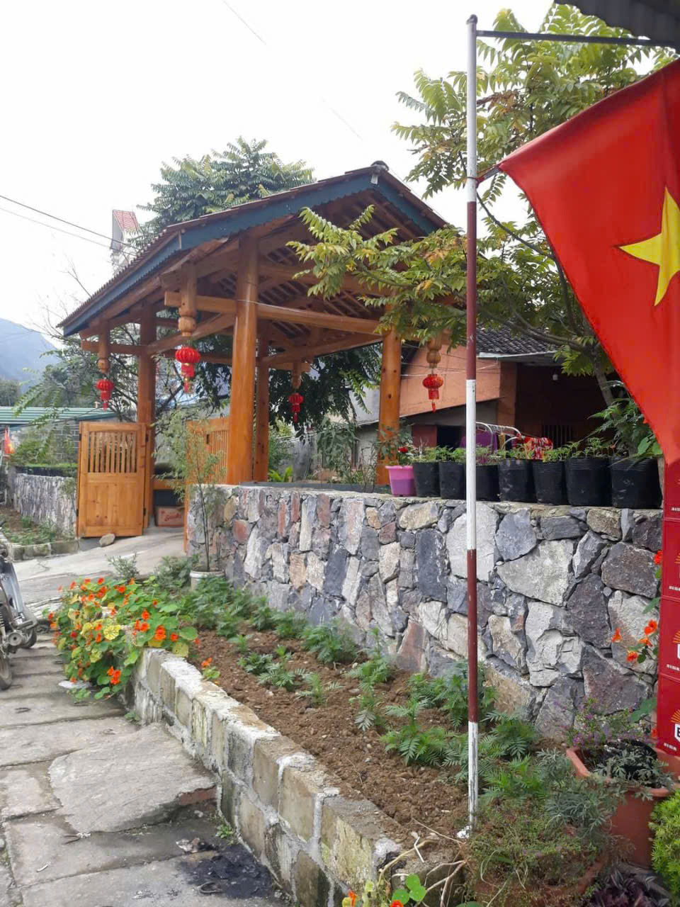 “Khi mưa lũ và sạt lở gây tắc đường, nhiều nhà xe không thể chạy nên du khách chưa thể về nhà. Do đó, tôi quyết định đăng thông tin cho thuê phòng ở và cơm bình dân miễn phí cho du khách nào bị “mắc kẹt” mà chưa có chỗ ăn, ở”, anh Trương Phát Suẩn, chủ homestay Sương&amp; Gió ở huyện Đồng Văn nói với PV Tiền Phong.