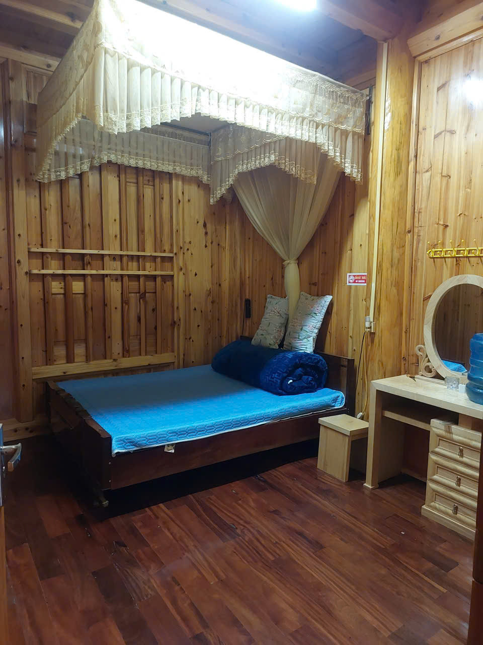 “Khi mưa lũ và sạt lở gây tắc đường, nhiều nhà xe không thể chạy nên du khách chưa thể về nhà. Do đó, tôi quyết định đăng thông tin cho thuê phòng ở và cơm bình dân miễn phí cho du khách nào bị “mắc kẹt” mà chưa có chỗ ăn, ở”, anh Trương Phát Suẩn, chủ homestay Sương&amp; Gió ở huyện Đồng Văn nói với PV Tiền Phong.