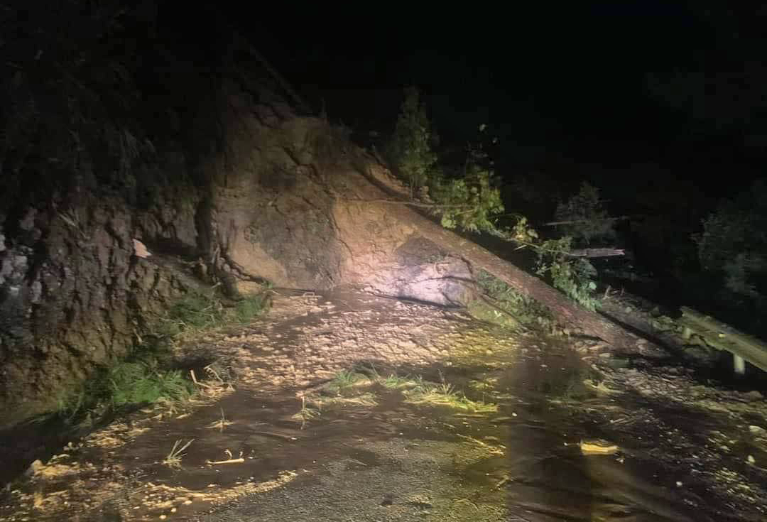 Những ngày qua, trên địa bàn tỉnh Hà Giang liên tục xảy ra mưa lớn, khiến nhiều tuyến đường bị sạt lở nghiêm trọng.