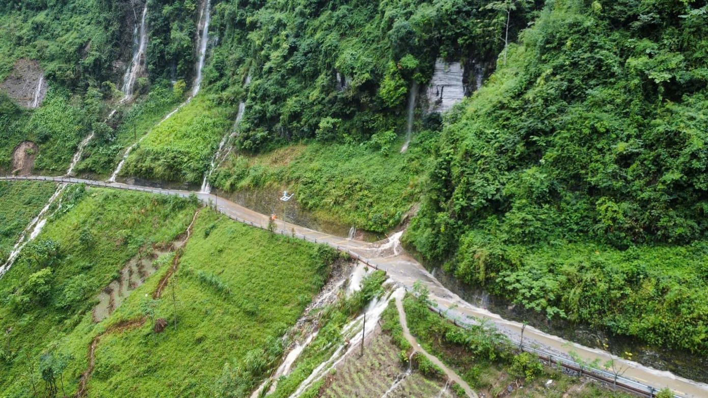 Đặc biệt, tại khu vực đèo Mã Pì Lèng - một trong những cung đường du lịch nổi tiếng Hà Giang (nằm trên quốc lộ 4C, thuộc xã Pải Lủng và Pả Vi, huyện Mèo Vạc ), mưa lớn đã khiến đất đá từ trên núi đổ xuống đường, làm giao thông gián đoạn.