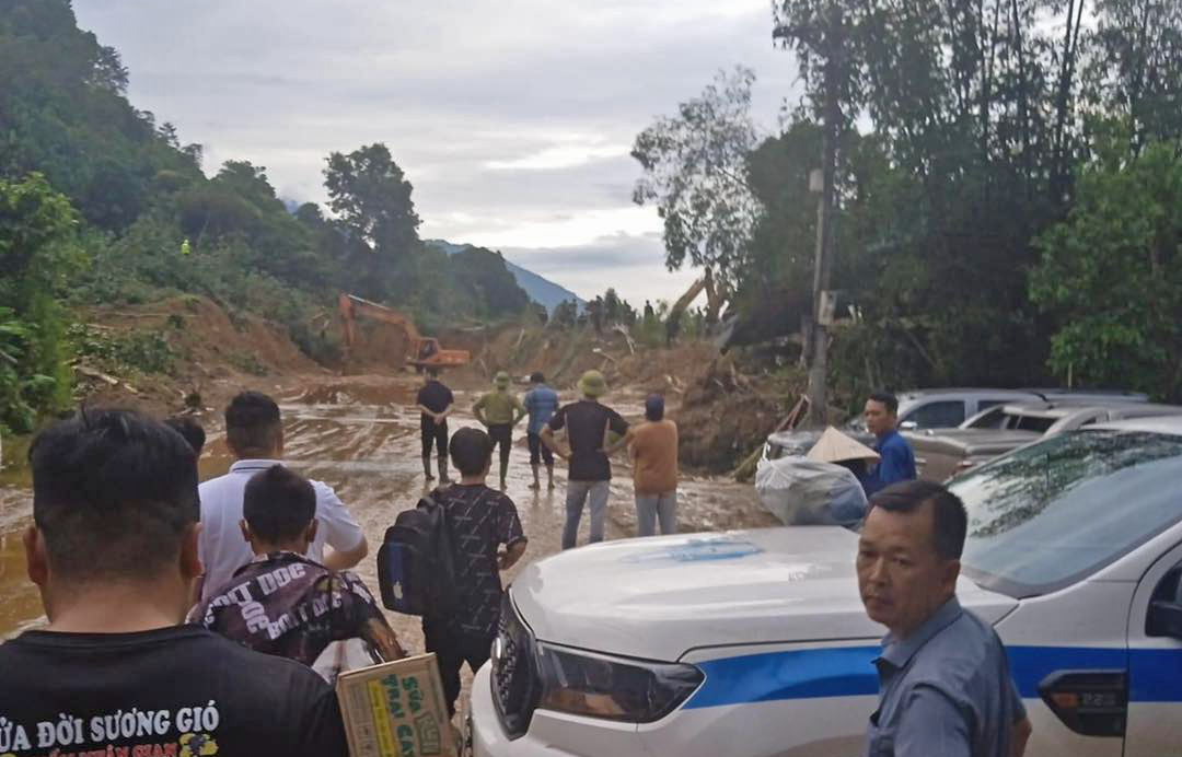Tương tự Mai Hoa, không ít khách du lịch cũng đang “mắc kẹt” tại Hà Giang, vì sạt lở khiến một số tuyến xe về Hà Nội bị gián đoạn.