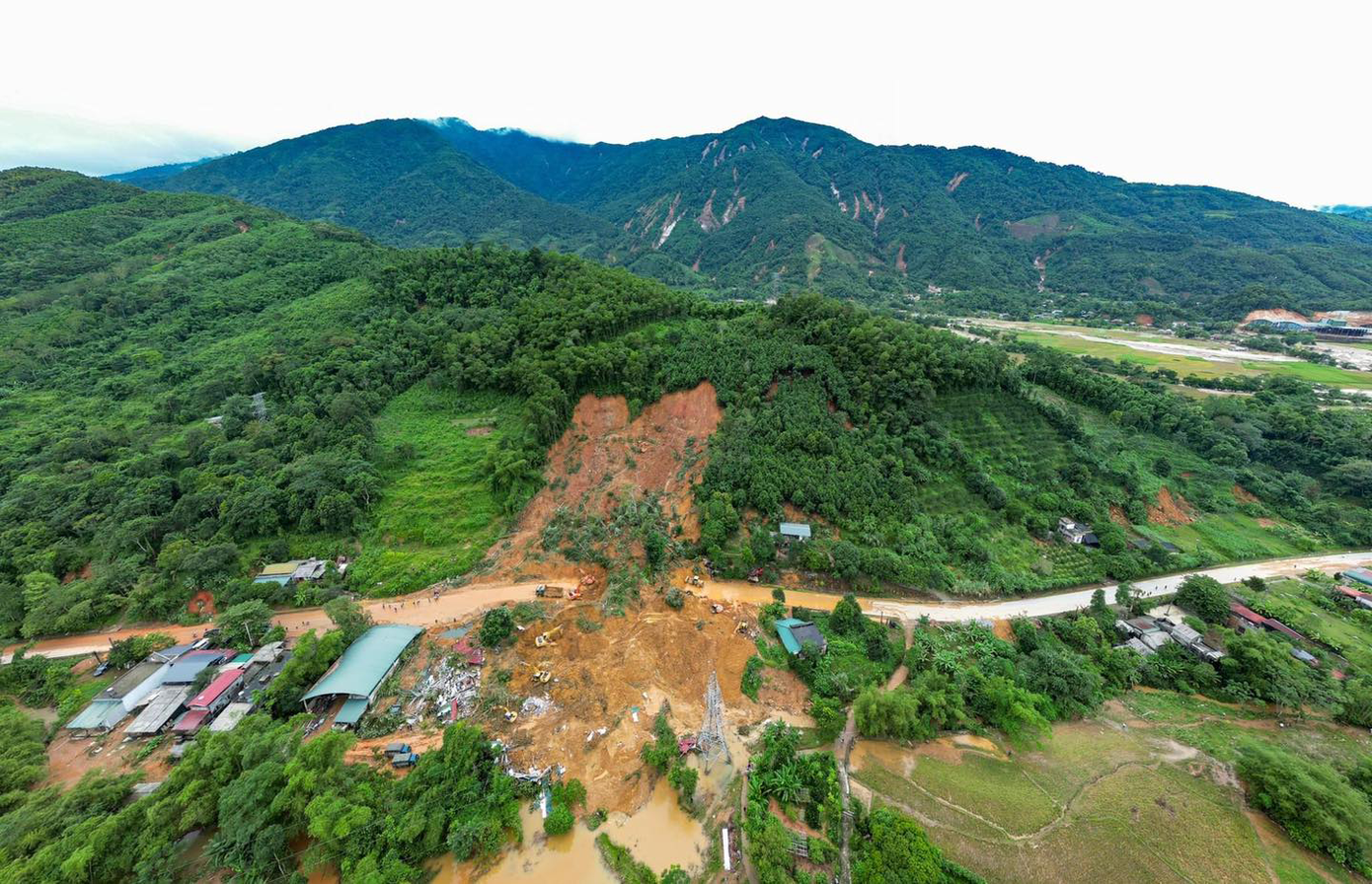 Trao đổi với PV Tiền Phong, anh Mạnh Tour (thường trú Hà Giang) cho biết, do ảnh hưởng của mưa bão nên thời gian gần đây lượng du khách lên Hà Giang giảm khá nhiều, so với cùng kỳ năm trước. Trước tình hình thời tiết xấu, nhất là sau vụ sạt lở nghiêm trọng tại Km49, quốc lộ 2 (đoạn qua địa phận xã Việt Vinh, huyện Bắc Quang), nhiều du khách đã quay về TP Hà Giang để tìm cách về Hà Nội. Du khách đang ở Hà Giang những ngày này cần theo dõi tình hình thời tiết, cập nhật thông tin từ các đơn vị lữ hành và tour, để biết được những điểm có nguy cơ sạt lở. Đặc biệt, cần hạn chế di chuyển khi trời mưa lớn, đi qua địa điểm nước chảy mạnh cần lập tức quay lại nơi ở. Bởi do địa hình Hà Giang nhiều đồi núi cao và dốc, khi mưa lớn sẽ dễ gây ra sạt lở đất, đá.