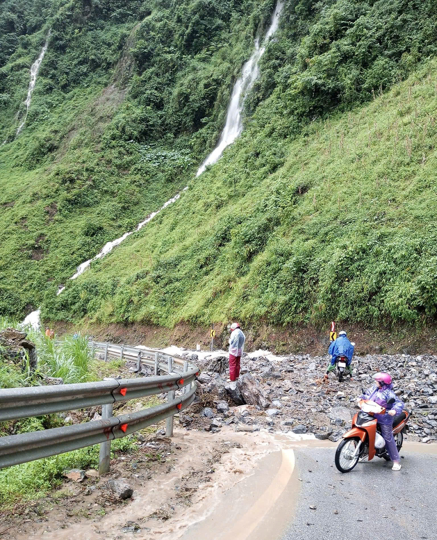 Chia sẻ với PV Tiền Phong, chị Mai Hoa (26 tuổi, Bắc Giang) cho biết đang cùng bạn thân có chuyến du lịch Hà Giang nhân dịp mùa lúa chín. Tuy nhiên, chiều 30/9 khi đang di chuyển bằng xe máy thuê, đi qua khu vực đèo Mã Pì Lèng thì xảy ra mưa lớn gây lở rất nhiều đá tảng, đá hộc xuống lòng đường. Mai Hoa và bạn vô cùng hoảng sợ. Cả hai quyết định quay xe về homestay, đợi thời tiết nắng ráo và tình trạng sạt lở được khắc phục thì bắt xe về Hà Nội.