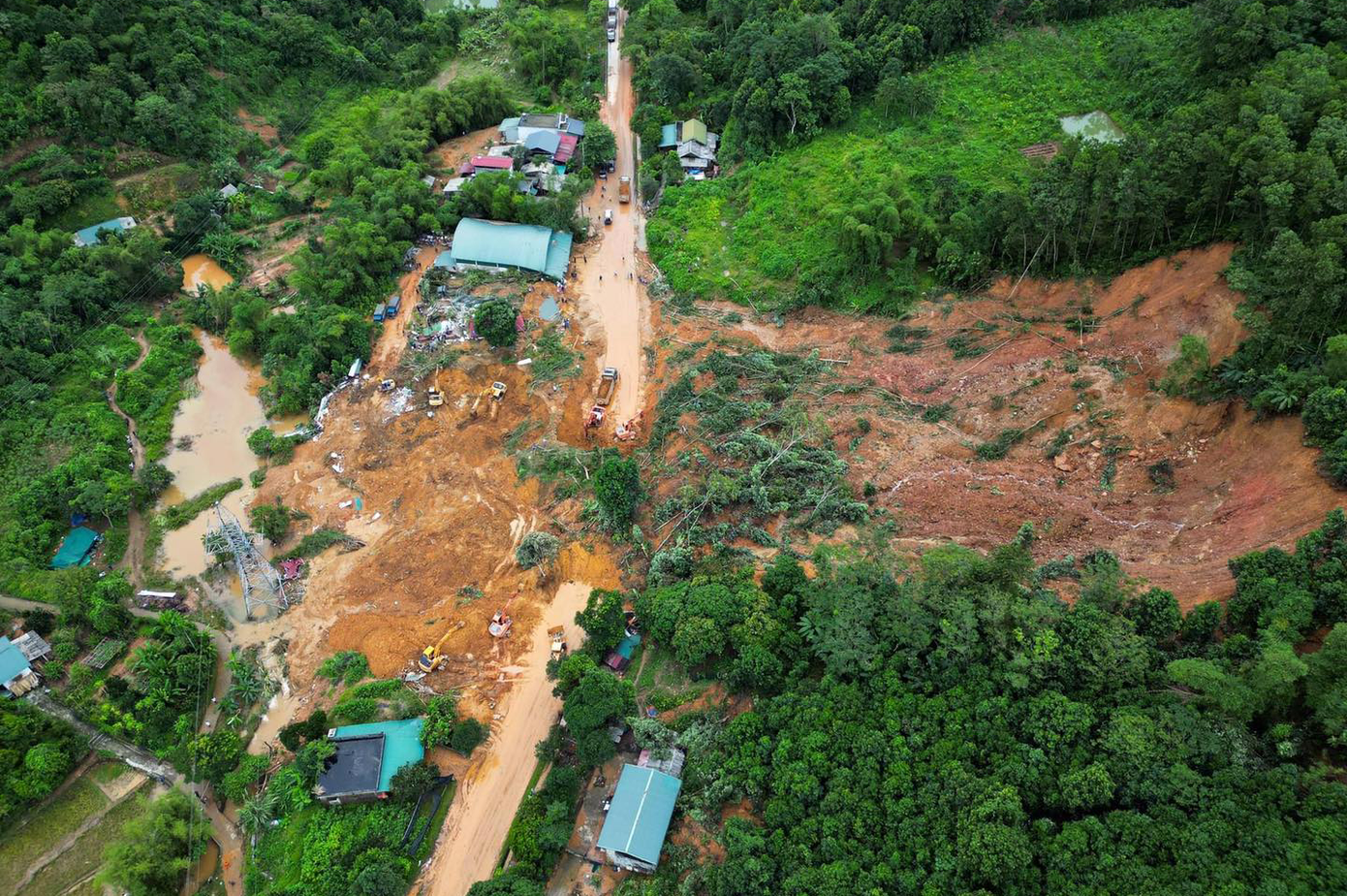 Trao đổi với PV Tiền Phong, anh Mạnh Tour (thường trú Hà Giang) cho biết, do ảnh hưởng của mưa bão nên thời gian gần đây lượng du khách lên Hà Giang giảm khá nhiều, so với cùng kỳ năm trước. Trước tình hình thời tiết xấu, nhất là sau vụ sạt lở nghiêm trọng tại Km49, quốc lộ 2 (đoạn qua địa phận xã Việt Vinh, huyện Bắc Quang), nhiều du khách đã quay về TP Hà Giang để tìm cách về Hà Nội. Du khách đang ở Hà Giang những ngày này cần theo dõi tình hình thời tiết, cập nhật thông tin từ các đơn vị lữ hành và tour, để biết được những điểm có nguy cơ sạt lở. Đặc biệt, cần hạn chế di chuyển khi trời mưa lớn, đi qua địa điểm nước chảy mạnh cần lập tức quay lại nơi ở. Bởi do địa hình Hà Giang nhiều đồi núi cao và dốc, khi mưa lớn sẽ dễ gây ra sạt lở đất, đá.