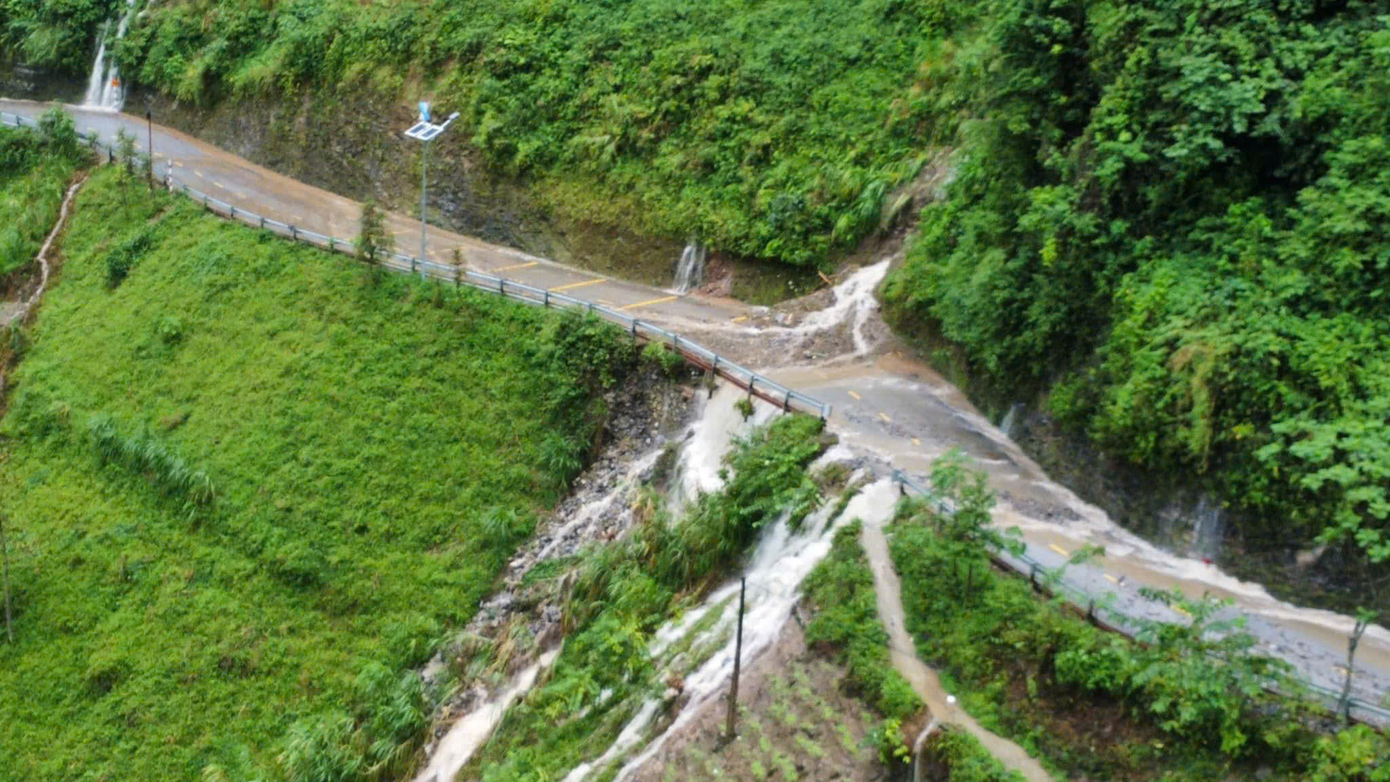 Liên quan đến tình trạng mưa lũ, lãnh đạo huyện Mèo Vạc cho biết mặc dù thời tiết hiện tại đã tạnh mưa, quanh khu vực đèo Mã Pì Lèng vẫn đối diện với nguy cơ sạt lở cao. Huyện này đã triển khai di dời dân để đảm bảo an toàn về tính mạng và tài sản.