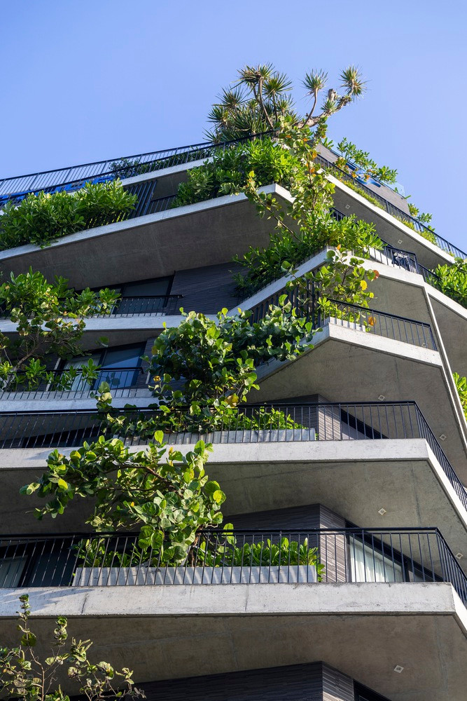 Điểm nhấn kiến trúc của tòa nhà là các ban công được thiết kế ngẫu nhiên, thay đổi từ tầng này sang tầng khác và kết hợp với cây xanh, tạo nên vẻ ngoài độc đáo và nổi bật.