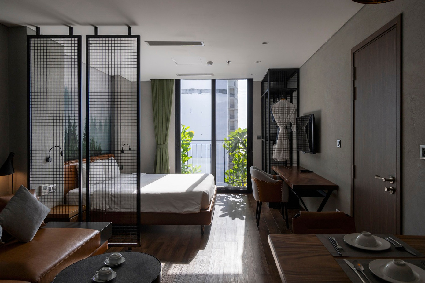 Thiết kế nội thất của tòa nhà mang đến trải nghiệm kể chuyện, biến mỗi phòng thành một sân khấu.