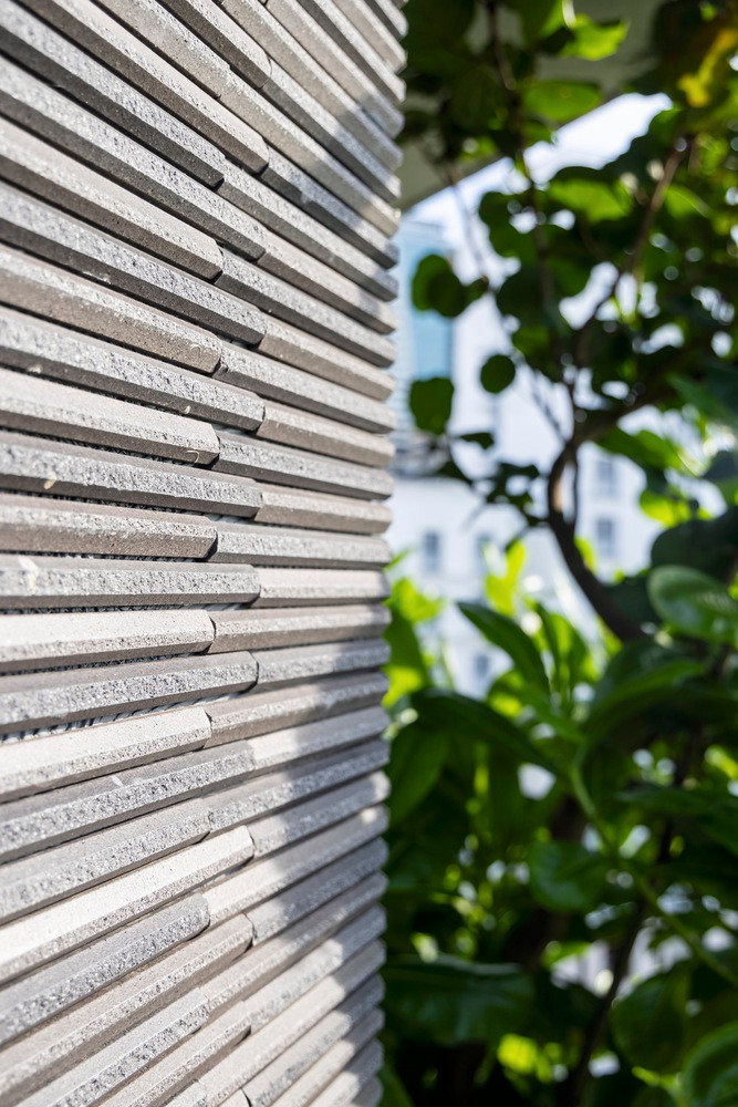 Vật liệu và màu sắc được sử dụng trong kiến trúc của tòa nhà được pha trộn khéo léo, hài hòa các yếu tố tự nhiên tại địa phương như bê tông thô, đá và gỗ với các vật liệu hiện đại hơn như gạch công nghiệp Inax có kết cấu bằng đá, kính, thép và hợp kim nhôm.