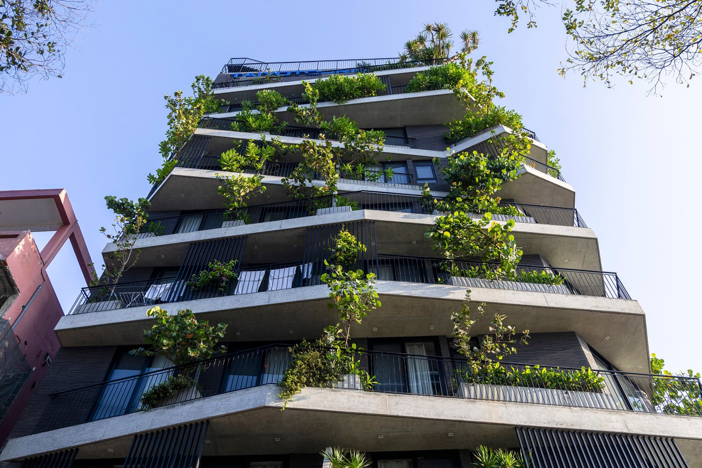 Các đường nét góc cạnh táo bạo của tòa nhà được lấy cảm hứng từ vách đá Ngũ Hành Sơn, một thắng cảnh thiên nhiên nổi tiếng tại Đà Nẵng.