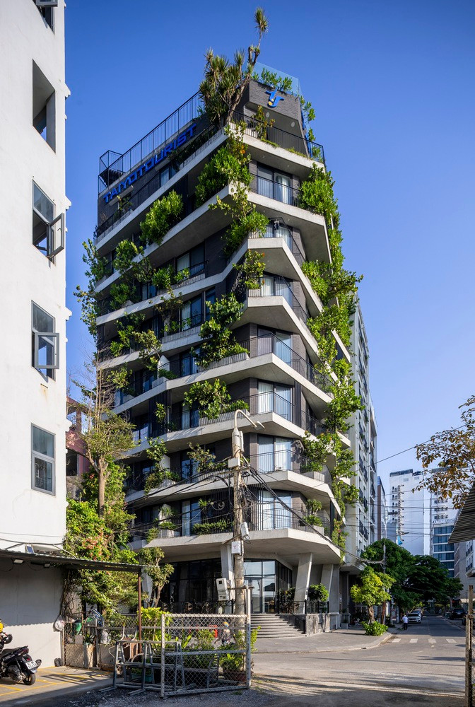 Tòa nhà 10 tầng này có 40 căn hộ dịch vụ với ba kích thước: Studio, căn hộ một phòng ngủ và căn hộ hai phòng ngủ, ở gần bãi biển Đà Nẵng thu hút nhiều người nước ngoài.