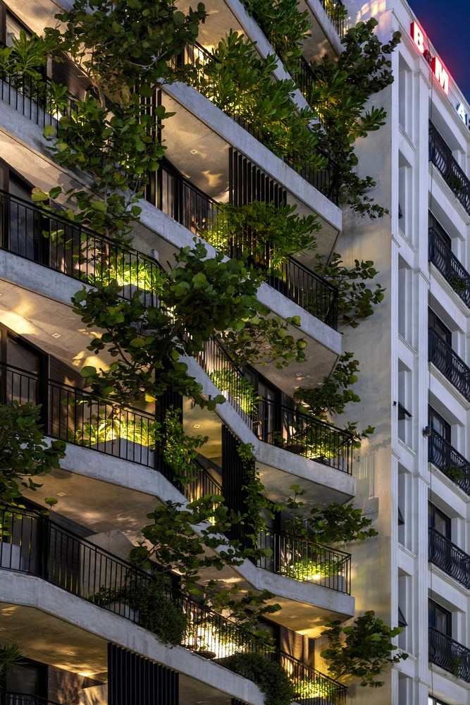 Điểm nhấn kiến trúc của tòa nhà là các ban công được thiết kế ngẫu nhiên, thay đổi từ tầng này sang tầng khác và kết hợp với cây xanh, tạo nên vẻ ngoài độc đáo và nổi bật.