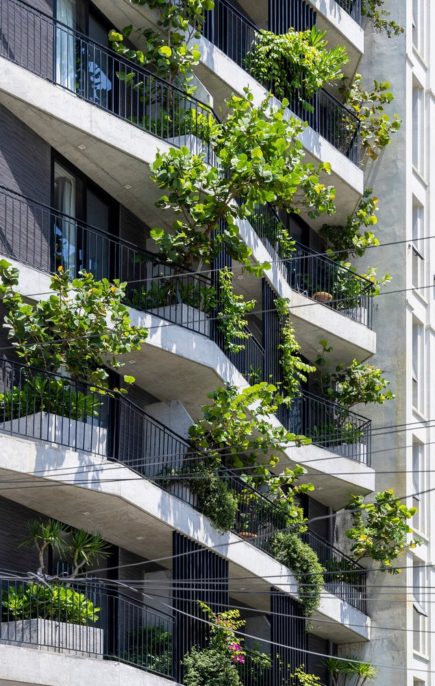 Vật liệu và màu sắc được sử dụng trong kiến trúc của tòa nhà được pha trộn khéo léo, hài hòa các yếu tố tự nhiên tại địa phương như bê tông thô, đá và gỗ với các vật liệu hiện đại hơn như gạch công nghiệp Inax có kết cấu bằng đá, kính, thép và hợp kim nhôm.