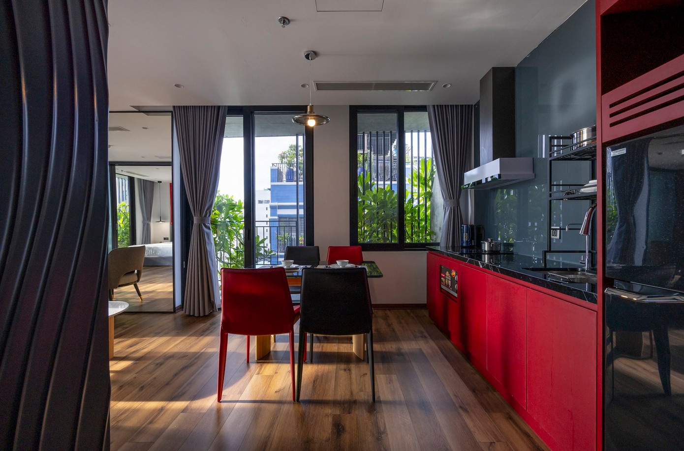 Thiết kế nội thất của tòa nhà mang đến trải nghiệm kể chuyện, biến mỗi phòng thành một sân khấu.