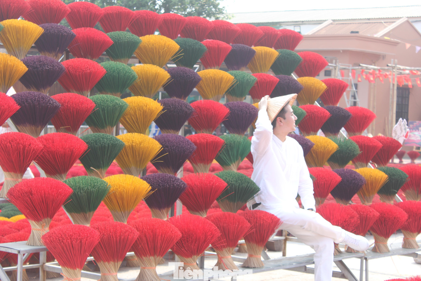 Cách đây vài ngày, Gelo Marcelino (Philippines, tiếp viên hàng không) bắt gặp hình ảnh và video về làng hương Quảng Phú Cầu trên mạng xã hội Instagram và Tiktok.