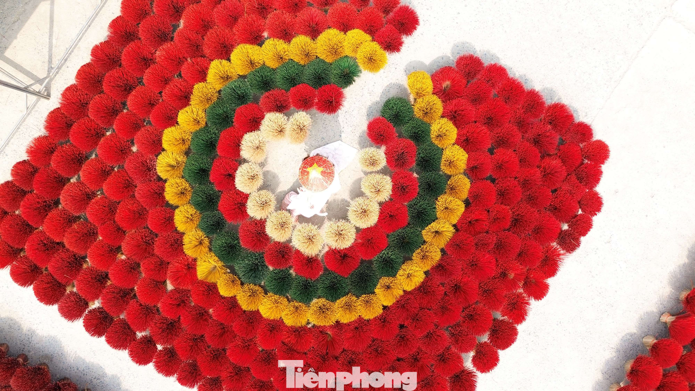 Quãng đường từ trung tâm Hà Nội đến làng Quảng Phú Cầu dài hơn 30km, do đó để đến đây du khách có thể di chuyển bằng taxi hoặc xe máy, trong đó giá taxi dao động trong khoảng 300 – 350 nghìn đồng/lượt, tương đương 13 – 15USD.