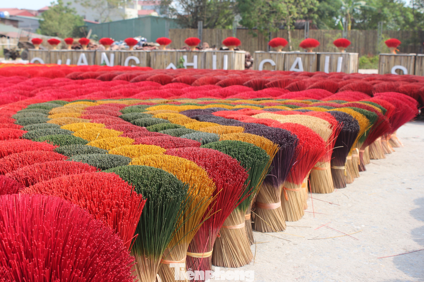 Khảo sát thực tế, hiện nay mỗi vé thăm quan tại các điểm du lịch tại làng hương Quảng Phú Cầu có giá 50.000 đồng/người (2 USD). Còn một bó hương 20 que có giá hơn 12.000 đồng (0,5 USD).