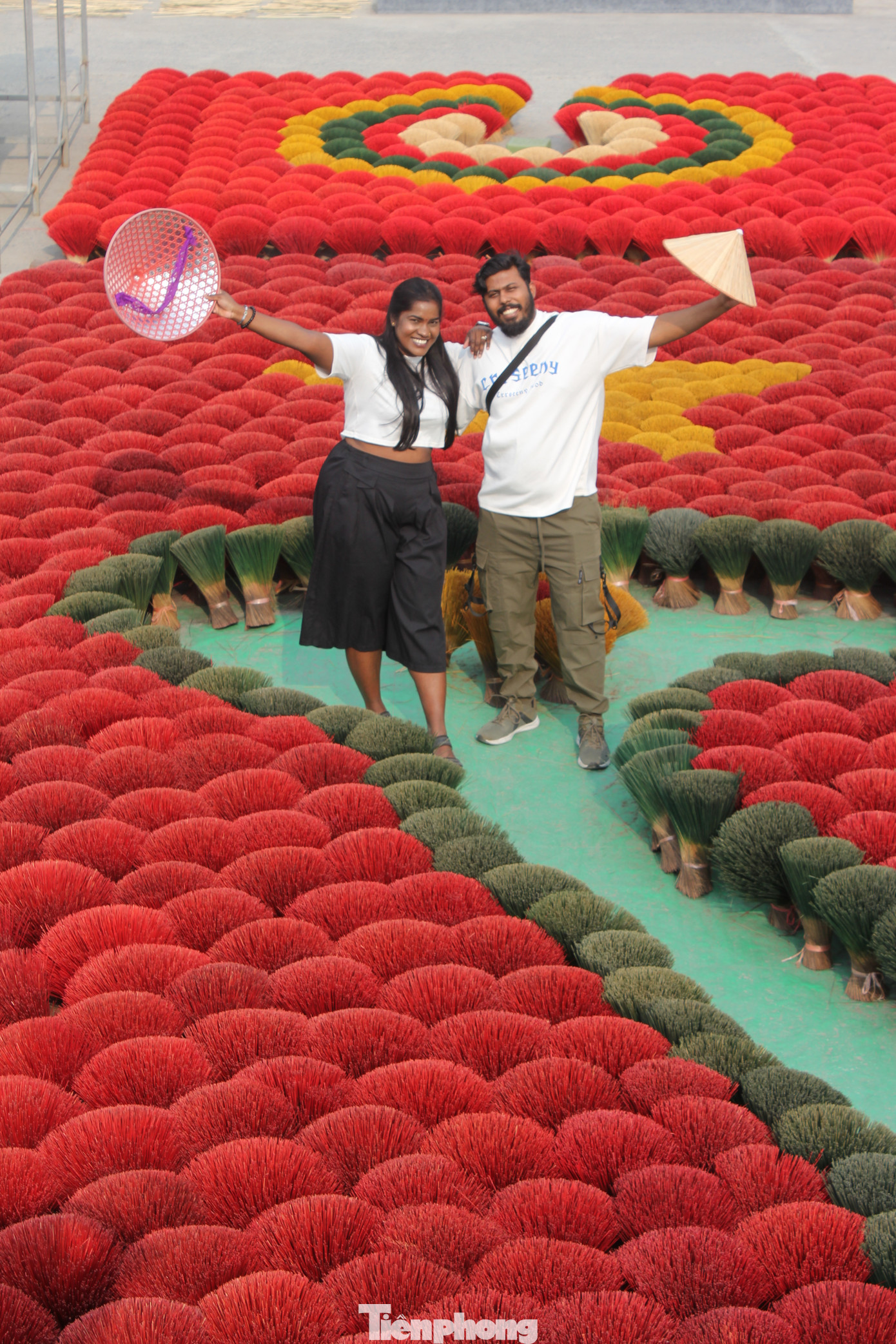 Từ mùa thu đến đông là lúc du khách đến làng Quảng Phú Cầu nhiều nhất, vì đây là khoảng thời gian miền Bắc ít mưa, trời nắng đẹp, thuận tiện cho việc phơi chân hương. Do đó, du khách sẽ lưu giữ được nhiều bức ảnh ấn tượng nhất.