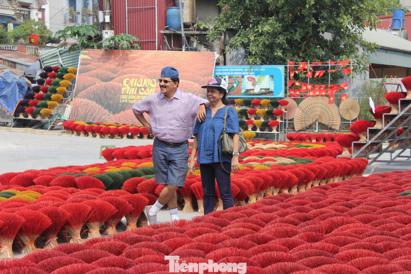 Du khách Abraham (64 tuổi, Ấn Độ) cũng bày tỏ: “Quê hương các bạn thật quyến rũ và xinh đẹp, nhất là trong mùa thu này. Khi tôi gửi những hình ảnh tại làng hương Quảng Phú Cầu cho bạn bè và người thân, họ đã thốt lên rằng sẽ bay đến Hà Nội ngay trong đêm để hôm sau đến ngôi làng hương này”.