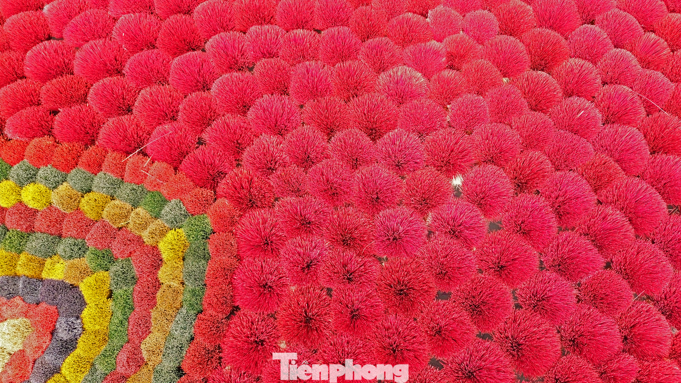 Quãng đường từ trung tâm Hà Nội đến làng Quảng Phú Cầu dài hơn 30km, do đó để đến đây du khách có thể di chuyển bằng taxi hoặc xe máy, trong đó giá taxi dao động trong khoảng 300 – 350 nghìn đồng/lượt, tương đương 13 – 15USD.