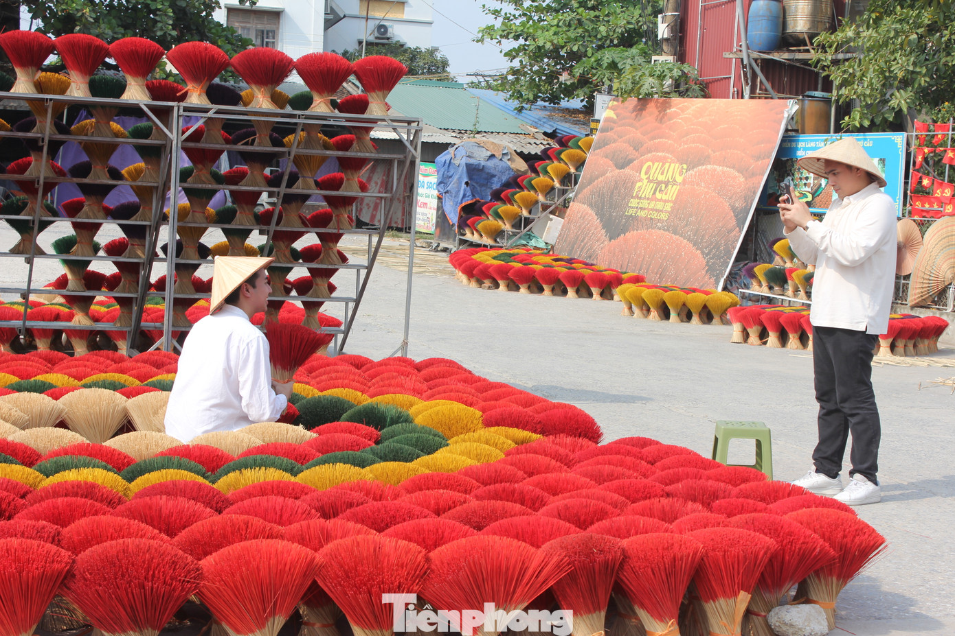 Cách đây vài ngày, Gelo Marcelino (Philippines, tiếp viên hàng không) bắt gặp hình ảnh và video về làng hương Quảng Phú Cầu trên mạng xã hội Instagram và Tiktok.