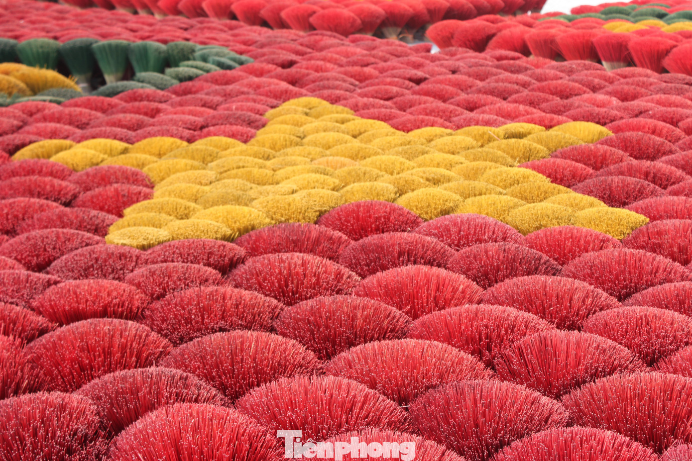 Khảo sát thực tế, hiện nay mỗi vé thăm quan tại các điểm du lịch tại làng hương Quảng Phú Cầu có giá 50.000 đồng/người (2 USD). Còn một bó hương 20 que có giá hơn 12.000 đồng (0,5 USD).