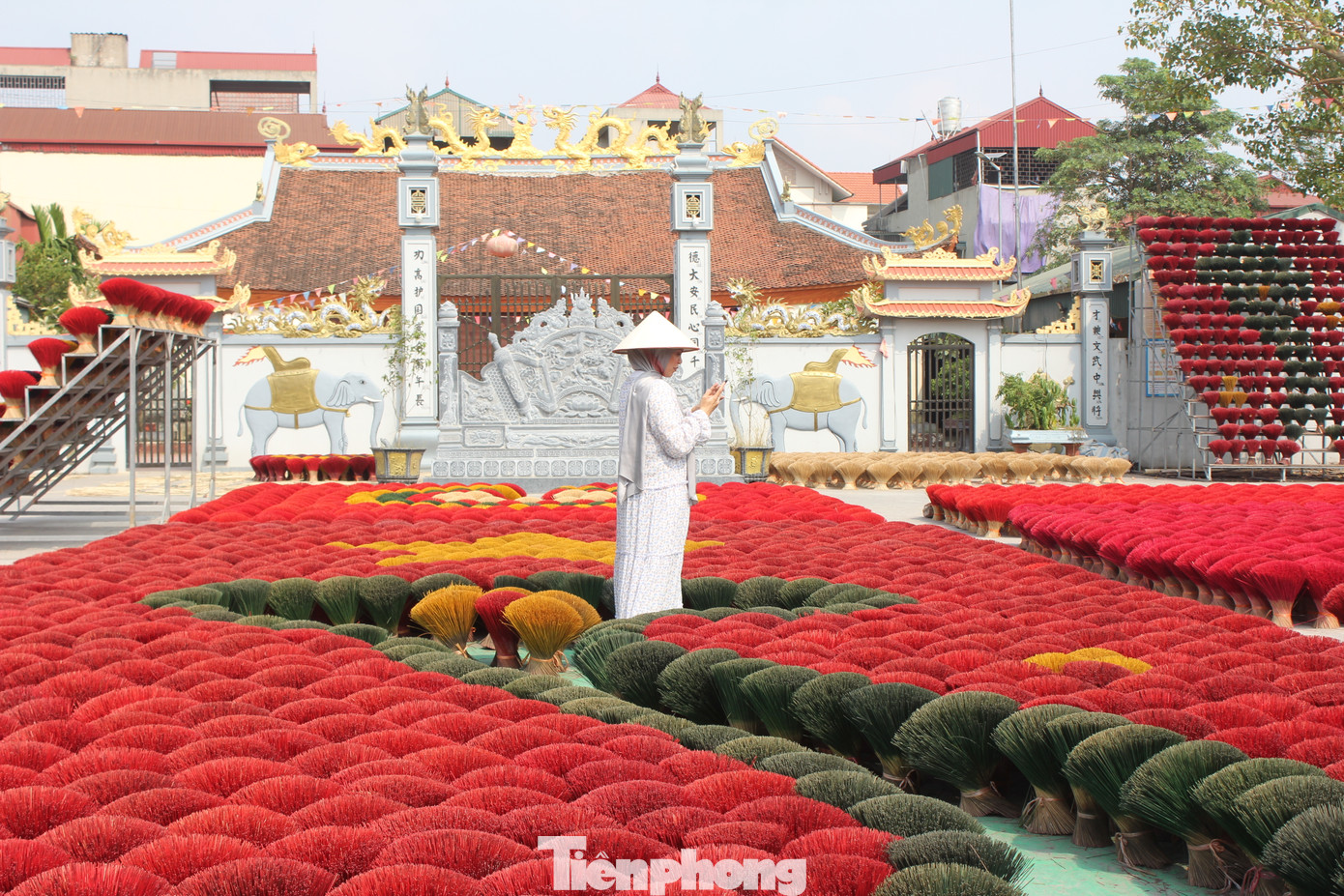 Chị Sarah (29 tuổi, người Đan Mạch gốc Iraq) cho biết, khi lướt mạng xã hội Instagram, cô vô tình thấy video về làng hương Quảng Phú Cầu, do đó cô quyết định dành 5 ngày để đến Việt Nam du lịch. Trong đó, Sarah dành hẳn 1 ngày để đến Quảng Phú Cầu tìm hiểu và trải nghiệm về quy trình làm hương của làng nghề này.