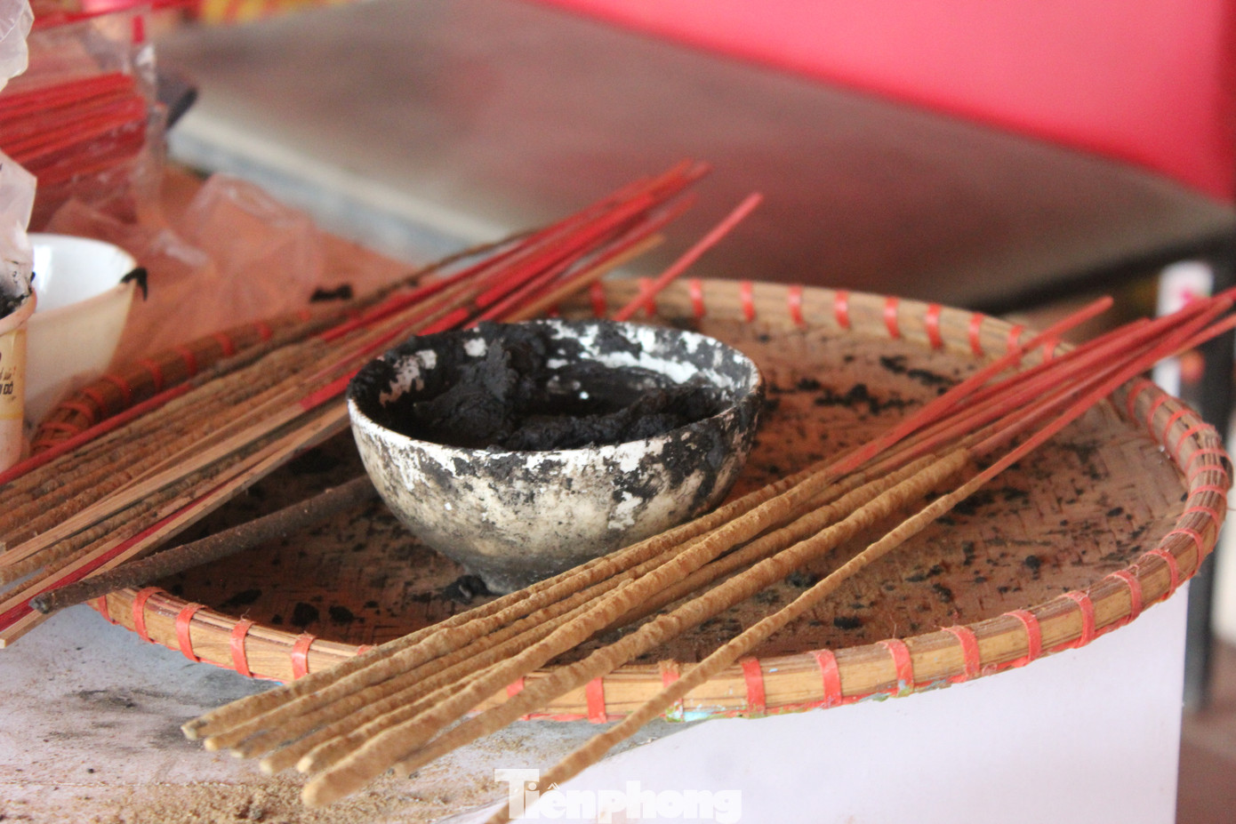 Không chỉ hấp dẫn khách du lịch quốc tế, làng hương Quảng Phú Cầu còn trở thành dự án nghiên cứu của nhóm sinh viên K17, chuyên ngành truyền thông đa phương tiện, Đại học FPT.