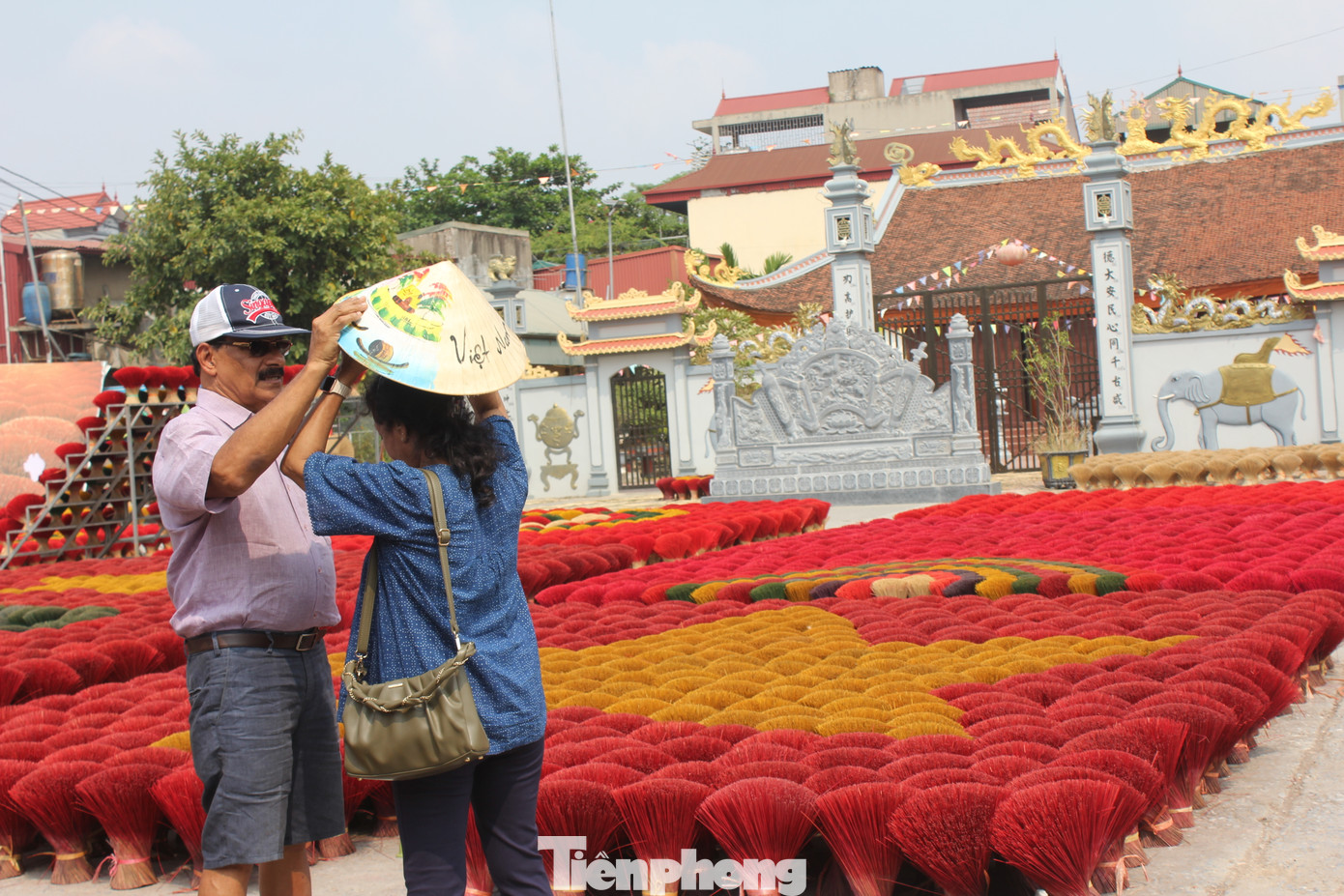 Trao đổi với PV Tiền Phong, ông Nguyễn Văn Bản (69 tuổi) - chủ một hộ làm hương lâu đời trong làng, cũng là người bán vé kiêm chụp ảnh cho du khách tại sân đình làng Quảng Phú Cầu - cho biết: Kể từ đầu năm 2023, khi huyện Ứng Hòa tổ chức khánh thành điểm du lịch Làng nghề tăm hương Quảng Phú Cầu, lượng du khách quốc tế đến đây ngày một gia tăng