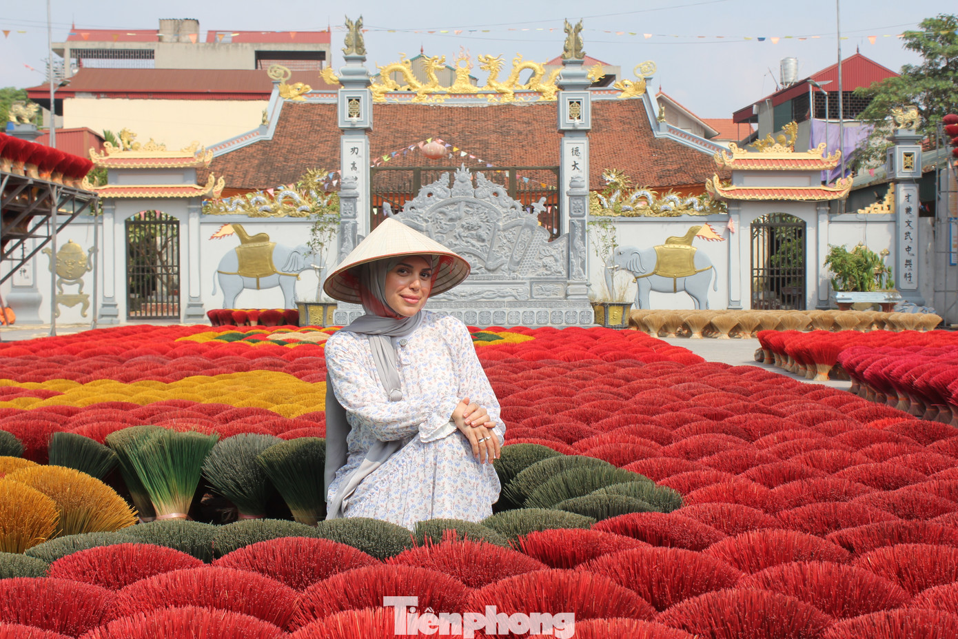 Chị Sarah (29 tuổi, người Đan Mạch gốc Iraq) cho biết, khi lướt mạng xã hội Instagram, cô vô tình thấy video về làng hương Quảng Phú Cầu, do đó cô quyết định dành 5 ngày để đến Việt Nam du lịch. Trong đó, Sarah dành hẳn 1 ngày để đến Quảng Phú Cầu tìm hiểu và trải nghiệm về quy trình làm hương của làng nghề này.