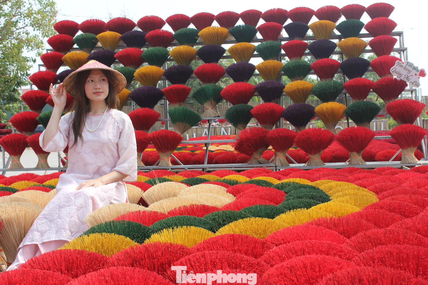 Không chỉ hấp dẫn khách du lịch quốc tế, làng hương Quảng Phú Cầu còn trở thành dự án nghiên cứu của nhóm sinh viên K17, chuyên ngành truyền thông đa phương tiện, Đại học FPT.