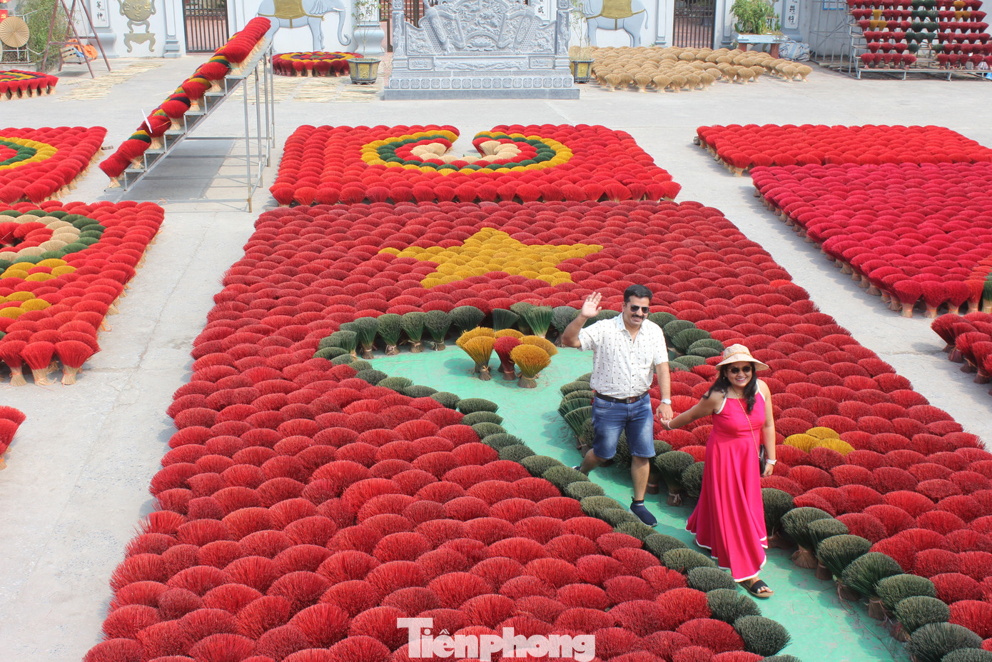 Du khách Abraham (64 tuổi, Ấn Độ) cũng bày tỏ: “Quê hương các bạn thật quyến rũ và xinh đẹp, nhất là trong mùa thu này. Khi tôi gửi những hình ảnh tại làng hương Quảng Phú Cầu cho bạn bè và người thân, họ đã thốt lên rằng sẽ bay đến Hà Nội ngay trong đêm để hôm sau đến ngôi làng hương này”.