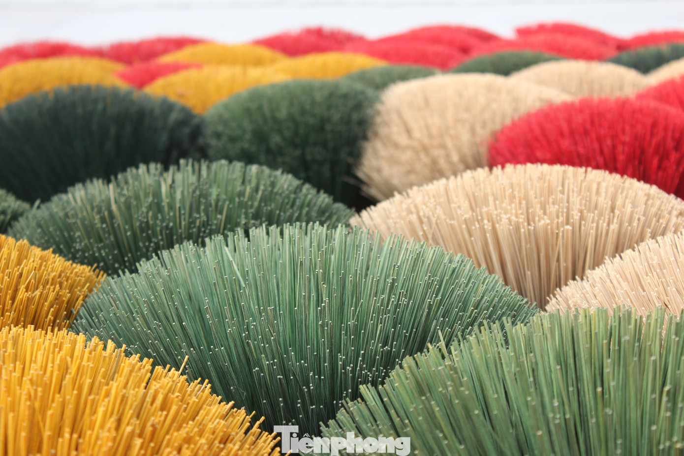 Khảo sát thực tế, hiện nay mỗi vé thăm quan tại các điểm du lịch tại làng hương Quảng Phú Cầu có giá 50.000 đồng/người (2 USD). Còn một bó hương 20 que có giá hơn 12.000 đồng (0,5 USD).