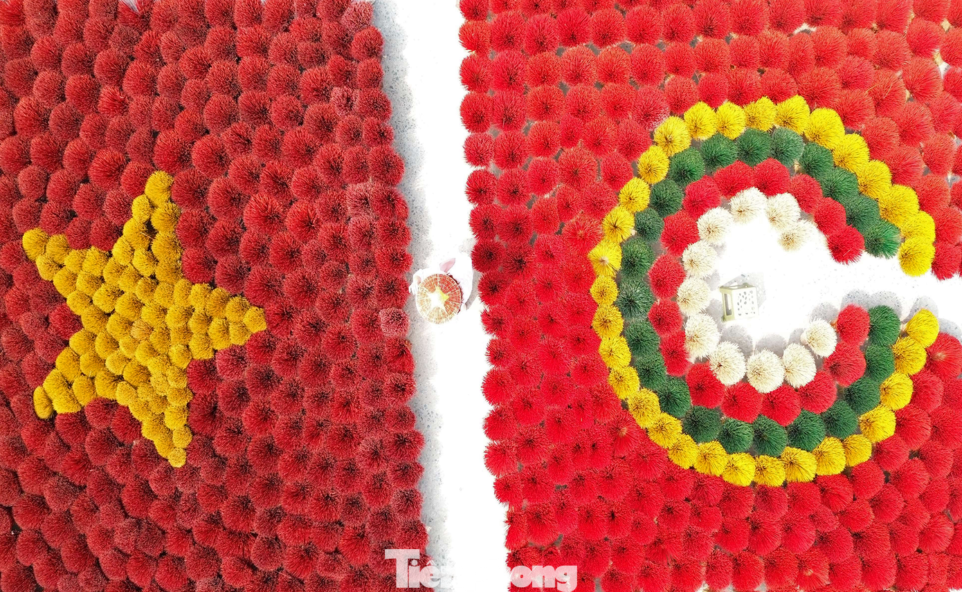 Quãng đường từ trung tâm Hà Nội đến làng Quảng Phú Cầu dài hơn 30km, do đó để đến đây du khách có thể di chuyển bằng taxi hoặc xe máy, trong đó giá taxi dao động trong khoảng 300 – 350 nghìn đồng/lượt, tương đương 13 – 15USD.