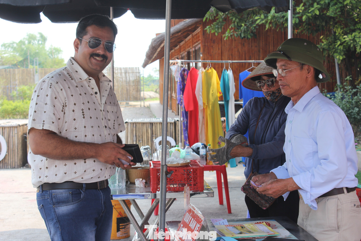 Du khách Abraham (64 tuổi, Ấn Độ) cũng bày tỏ: “Quê hương các bạn thật quyến rũ và xinh đẹp, nhất là trong mùa thu này. Khi tôi gửi những hình ảnh tại làng hương Quảng Phú Cầu cho bạn bè và người thân, họ đã thốt lên rằng sẽ bay đến Hà Nội ngay trong đêm để hôm sau đến ngôi làng hương này”.
