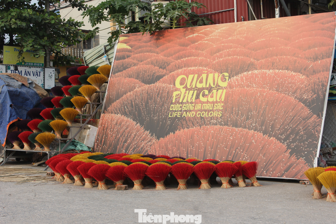 Khảo sát thực tế, hiện nay mỗi vé thăm quan tại các điểm du lịch tại làng hương Quảng Phú Cầu có giá 50.000 đồng/người (2 USD). Còn một bó hương 20 que có giá hơn 12.000 đồng (0,5 USD).