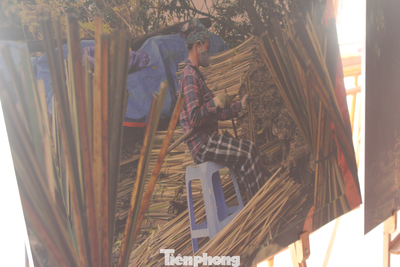 Không chỉ hấp dẫn khách du lịch quốc tế, làng hương Quảng Phú Cầu còn trở thành dự án nghiên cứu của nhóm sinh viên K17, chuyên ngành truyền thông đa phương tiện, Đại học FPT.