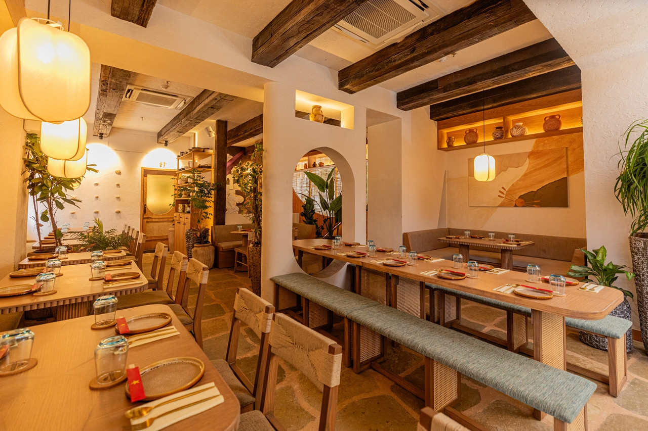 Không gian nhà hàng được chăm chút với nhiều chi tiết thể hiện bản sắc văn hóa Việt. Ảnh: VietNom. Không gian nhà hàng được chăm chút với nhiều chi tiết thể hiện bản sắc văn hóa Việt. Ảnh: VietNom.