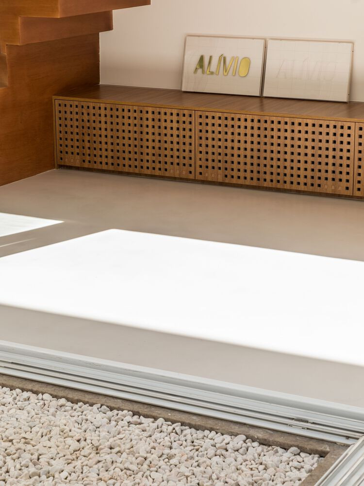 Ngôi mang xu hướng tối giản, nên các đồ trang trí không cần thiết được tiết chế.