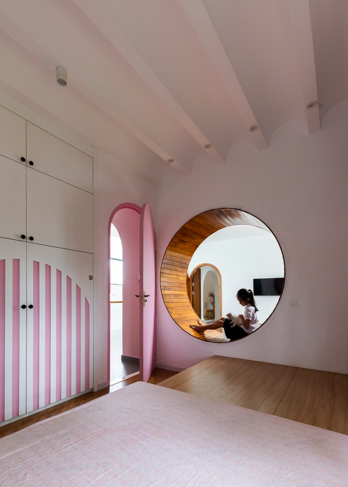 Mặt khác, phòng ngủ của bé gái tràn đầy năng lượng và sự sáng tạo. Với tông màu hồng và trắng nhẹ nhàng, không gian mang lại cảm giác vui tươi và quyến rũ, hoàn toàn phù hợp với sở thích của trẻ.