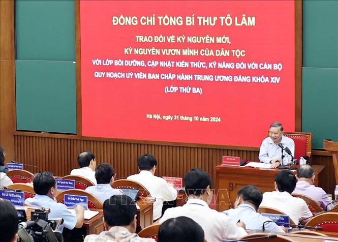 Tổng Bí thư Tô Lâm trao đổi với các học viên cán bộ quy hoạch Ủy viên Trung ương Đảng khoá 14 về kỷ nguyên mới, kỷ nguyên vươn mình của dân tộc. Ảnh: Thống Nhất/TTXVN