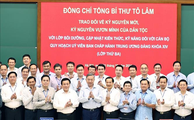 Tổng Bí thư Tô Lâm với cán bộ, học viên Lớp bồi dưỡng. Ảnh: Thống Nhất/TTXVN