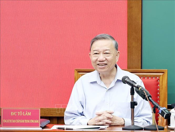 Tổng Bí thư Tô Lâm trao đổi với các học viên cán bộ quy hoạch Ủy viên Trung ương Đảng khoá 14 về kỷ nguyên mới, kỷ nguyên vươn mình của dân tộc. Ảnh: Thống Nhất/TTXVN