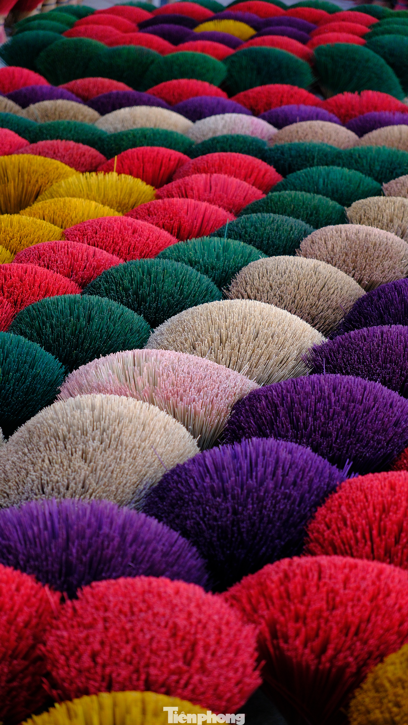 Từ mùa thu đến đông là lúc du khách đến làng Quảng Phú Cầu nhiều nhất, vì đây là khoảng thời gian miền Bắc ít mưa, trời nắng đẹp, thuận tiện cho việc phơi chân hương. Do đó, du khách sẽ lưu giữ được nhiều bức ảnh ấn tượng nhất.