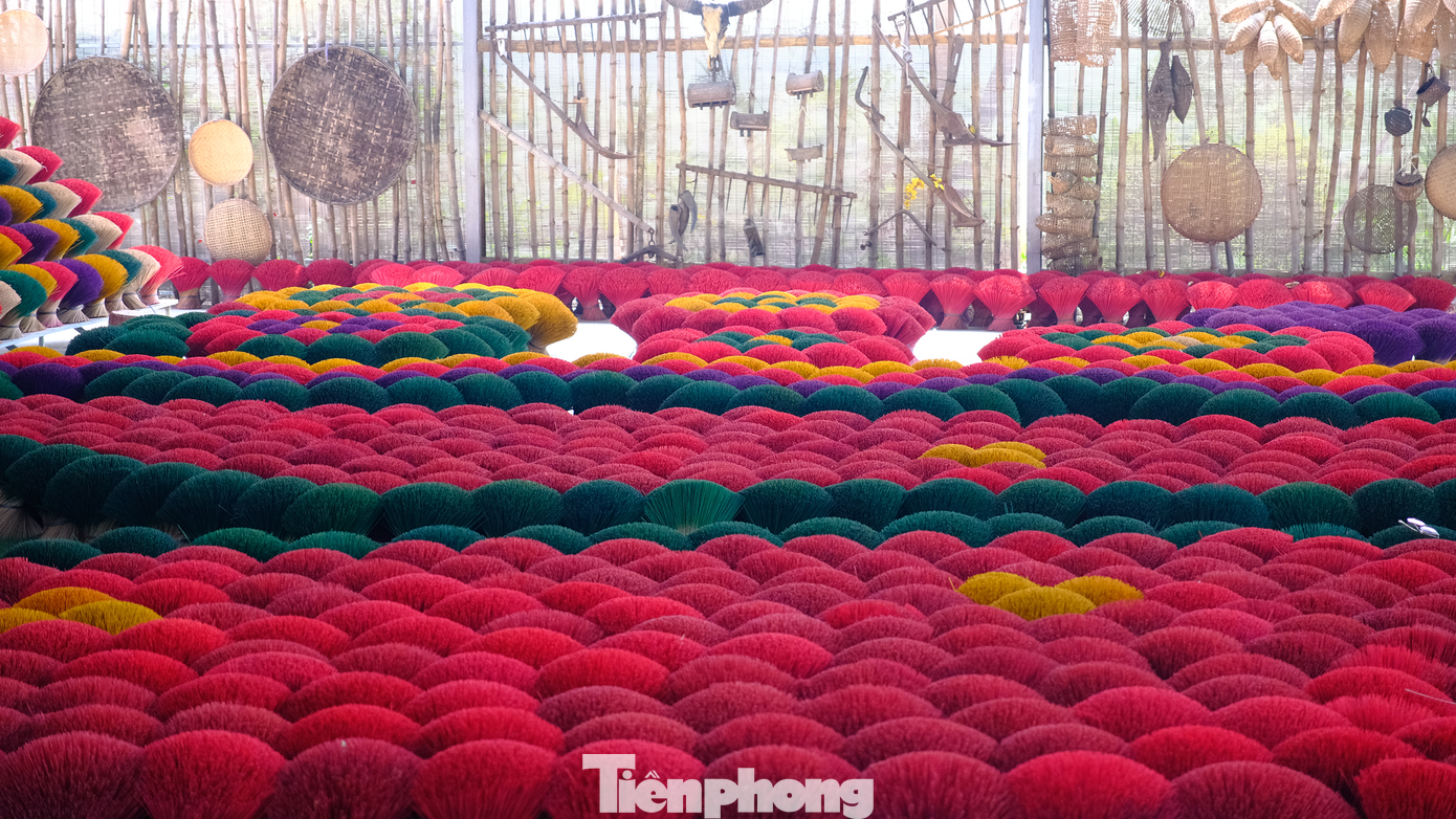 Quãng đường từ trung tâm Hà Nội đến làng Quảng Phú Cầu dài hơn 30km, do đó để đến đây du khách có thể di chuyển bằng taxi hoặc xe máy, trong đó giá taxi dao động trong khoảng 300 – 350 nghìn đồng/lượt, tương đương 13 – 15USD.