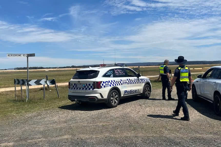 Sau vụ tai nạn, đường vào sân bay đã bị cảnh sát phong tỏa. Ảnh: ABC News Sau vụ tai nạn, đường vào sân bay đã bị cảnh sát phong tỏa. Ảnh: ABC News
