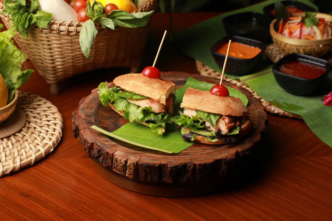 Ngoài bánh mì kẹp thịt truyền thống, nhà hàng còn phục vụ bánh mì kẹp đậu phụ rán, được nhiều thực khách đánh giá là hết sức ấn tượng. Ảnh: VietNom. Ngoài bánh mì kẹp thịt truyền thống, nhà hàng còn phục vụ bánh mì kẹp đậu phụ rán, được nhiều thực khách đánh giá là hết sức ấn tượng. Ảnh: VietNom.