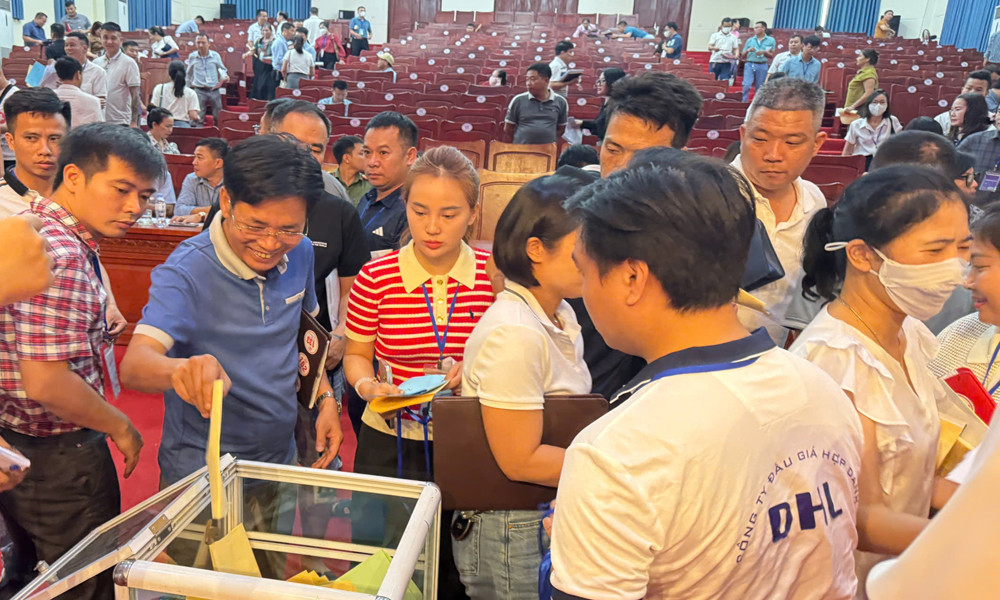 Tại Bắc Giang, đa số các phiên đấu giá quyền sử dụng đất, trên địa bàn huyện Yên Dũng đều thu hút đông đảo nhà đầu tư tham gia. (Ảnh: Trường Sơn) Tại Bắc Giang, đa số các phiên đấu giá quyền sử dụng đất, trên địa bàn huyện Yên Dũng đều thu hút đông đảo nhà đầu tư tham gia. (Ảnh: Trường Sơn)